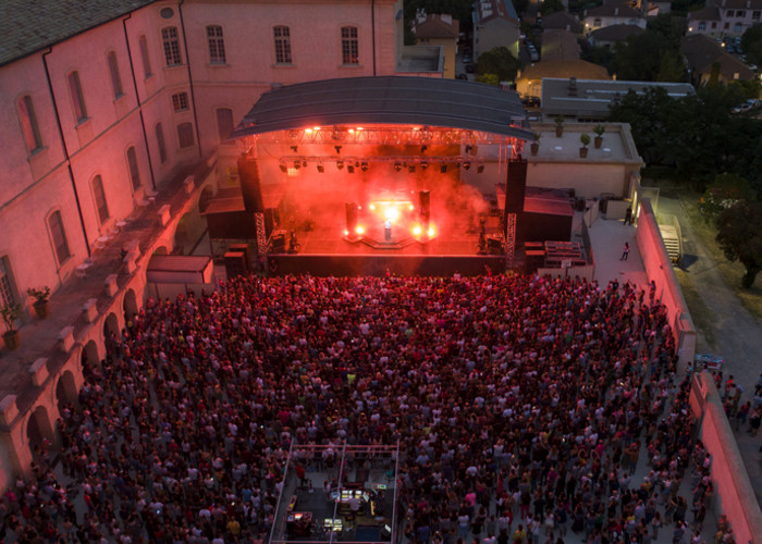 Concert en cour de l'Hôtel-Dieu de Carpentras — vue aérienne de la jauge en site patrimonial
